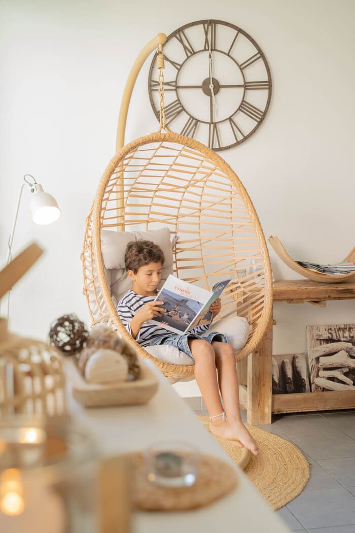 fauteuil suspendu cosy original atypique du gîte familial proche de noirmoutier