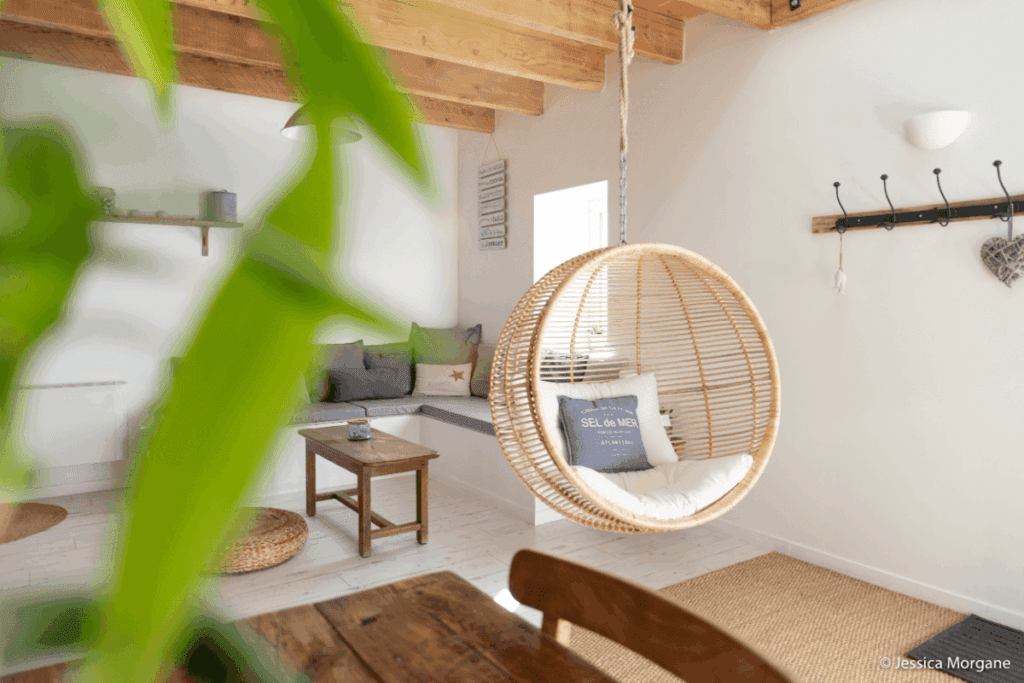 fauteuil suspendu rond en rotin du gîte grain de sel à bouin, près de Pornic