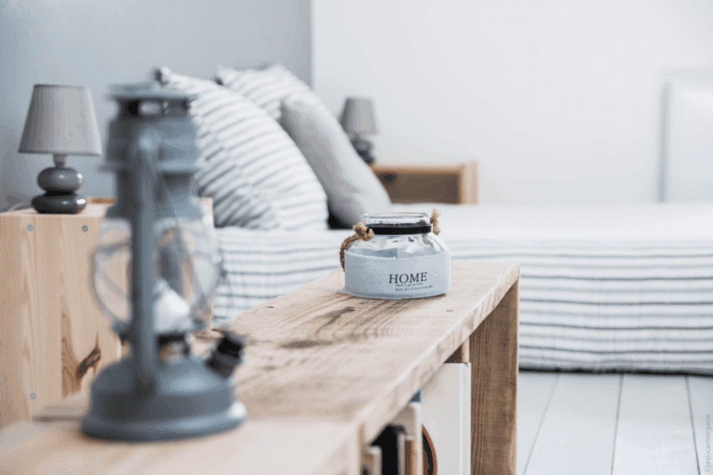 détail déco chambre 1 gîte insolite avec filet d'habitation géant suspendu proche mer