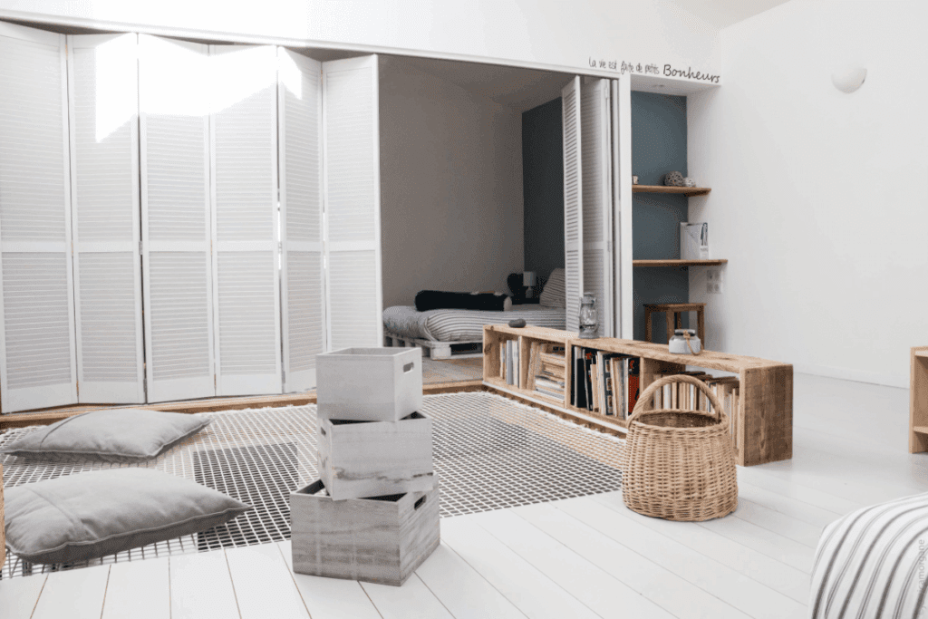 vue sur les portes accordéon du loft atypique avec filet suspendu à Bouin, en Vendée proche mer