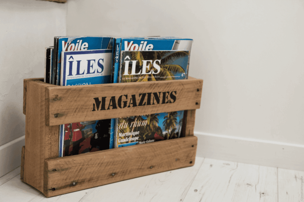 magazines et livres à disposition dans la maison de vacances atypique avec filet suspendu près de Pornic