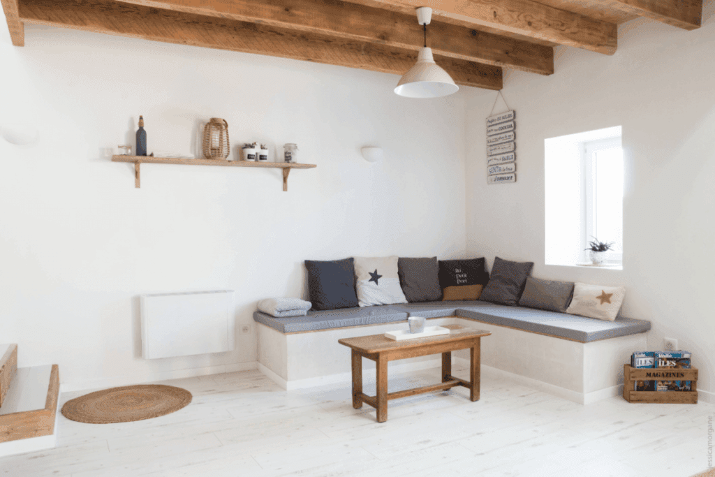 décoration minimaliste style bord de mer du salon de notre location saisonnière atypique