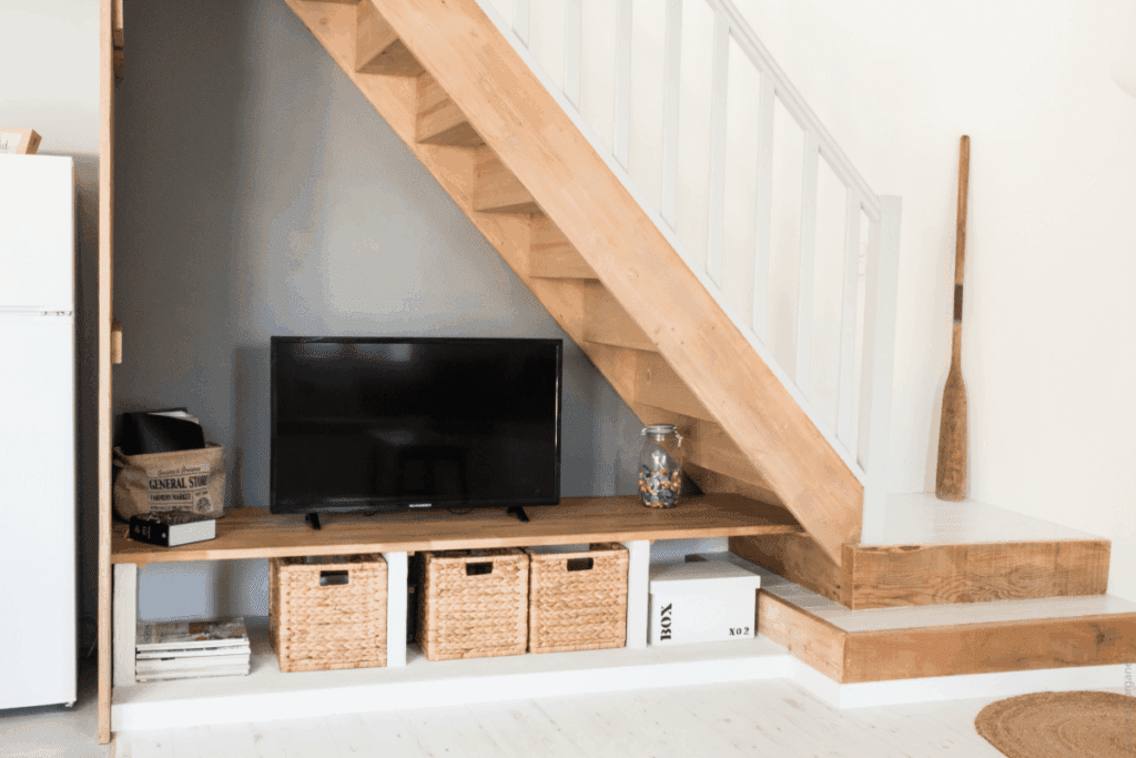 coin télé avec jeux de société et enceinte du airbnb grain de sel à bouin