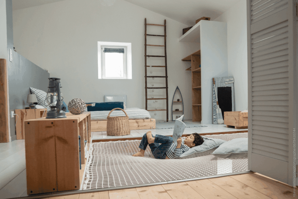 vue sur filet d'habitation atypique du loft Grain de Sel avec enfant qui s'y sent comme sur un bateau