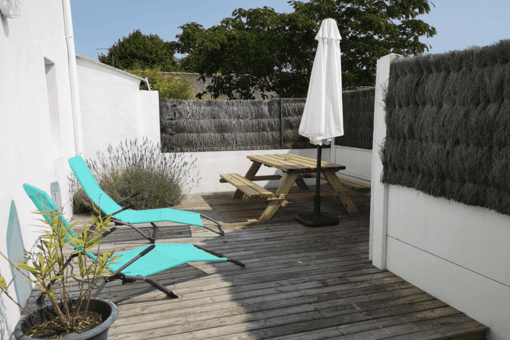 terrasse privée avec table et bains de soleil du loft atypique à Bouin, en Vendée